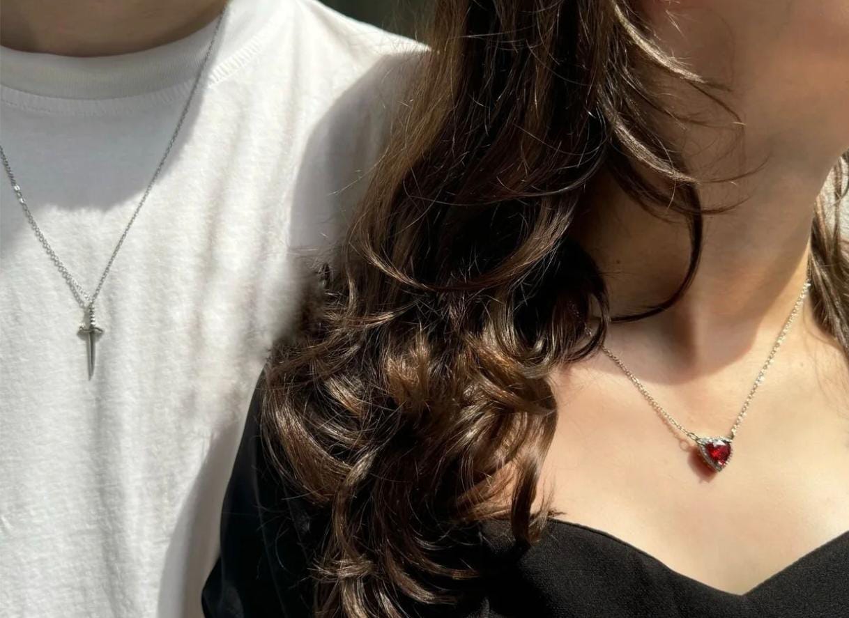 Kırmızı Kalp Ve Kılıç Figürlü Pamuk Prenses Ve Avcı Kolyesi Zirkon Taşlı Kolye