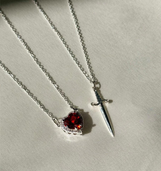 Kırmızı Kalp Ve Kılıç Figürlü Pamuk Prenses Ve Avcı Kolyesi Zirkon Taşlı Kolye