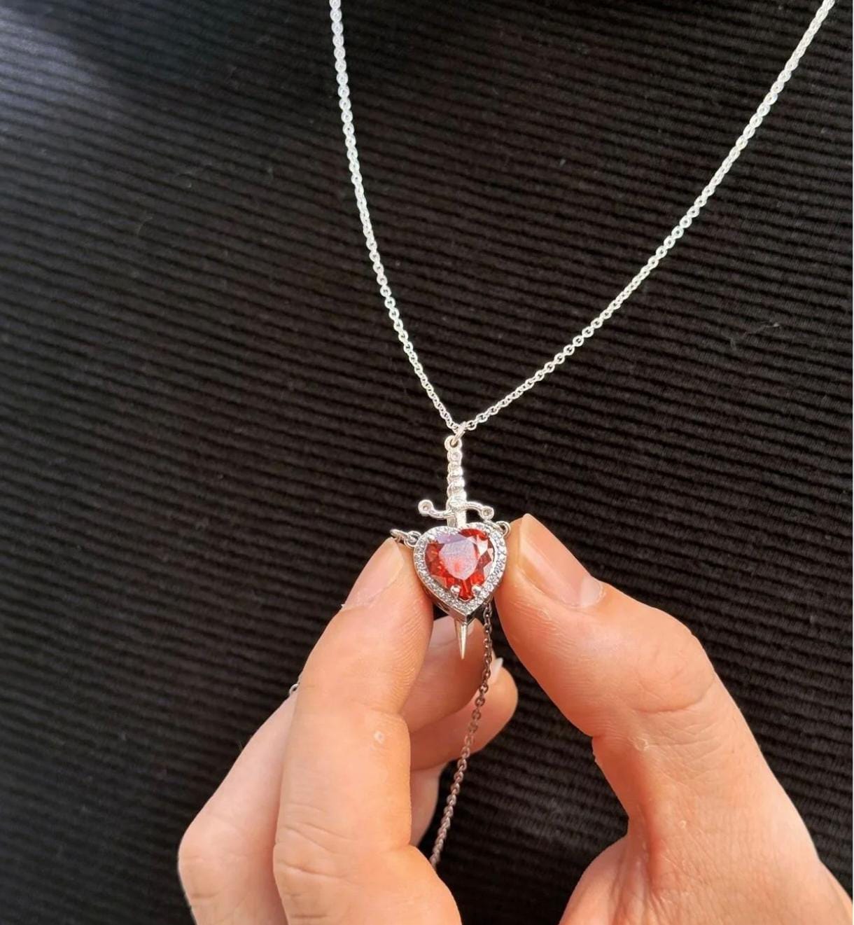 Kırmızı Kalp Ve Kılıç Figürlü Pamuk Prenses Ve Avcı Kolyesi Zirkon Taşlı Kolye