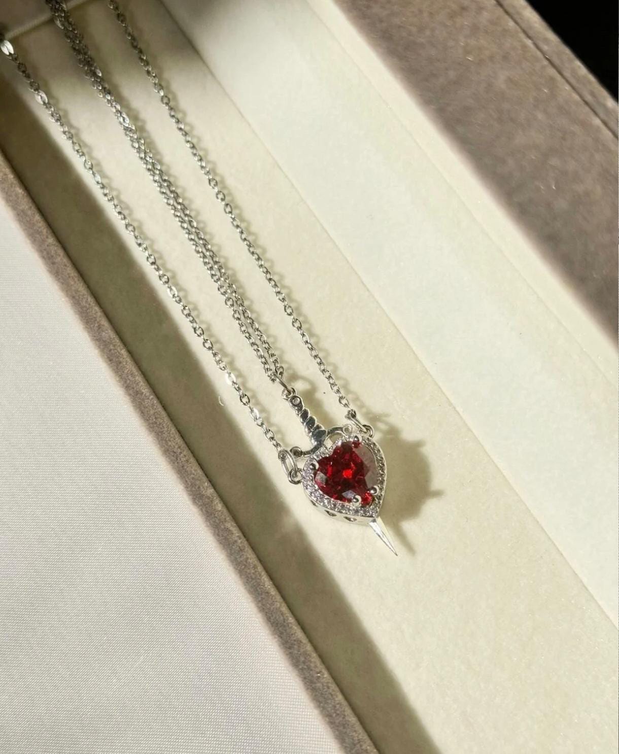 Kırmızı Kalp Ve Kılıç Figürlü Pamuk Prenses Ve Avcı Kolyesi Zirkon Taşlı Kolye