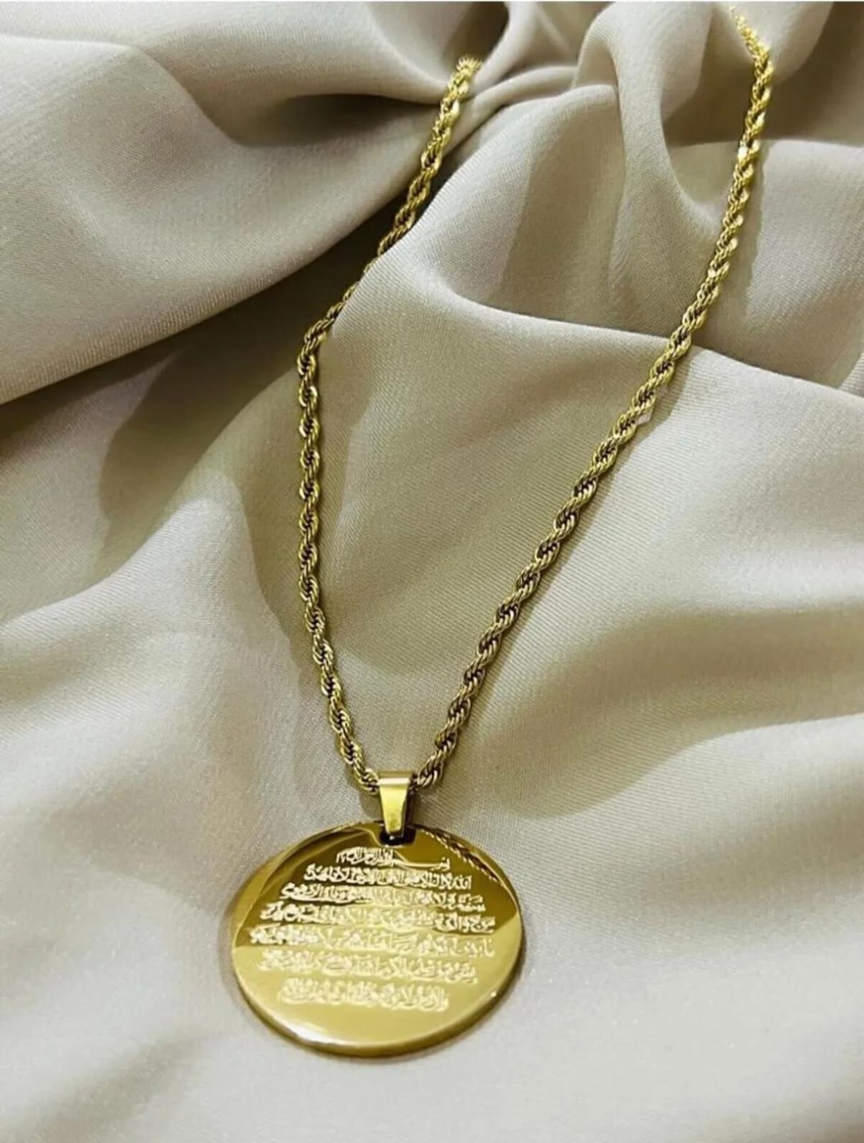 Ayetel Kürsü Işlemeli Yazılı Gold Renk kolye